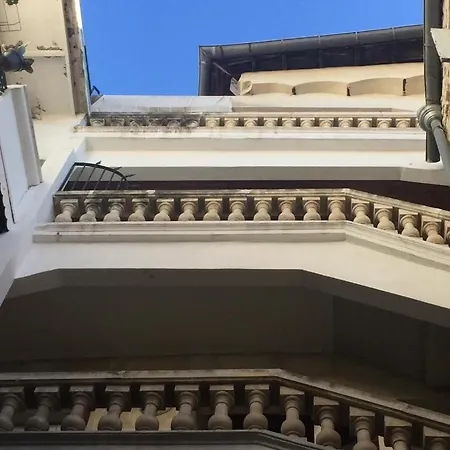Idealement Situe Dans L'ecusson Nimes